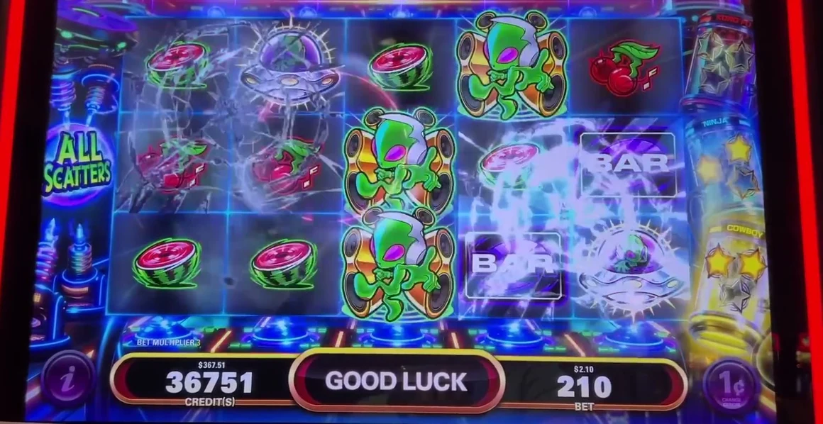 Alien Heroes base game — note the ALL SCATTERS badge (left) and the hero containers stacked on the right (NINJA, COWBOY visible here) that fill with stars. Those star containers are the whole read; there are no paylines, so every matching symbol pays as a scatter. The full three-container play state is shown in the next shot.