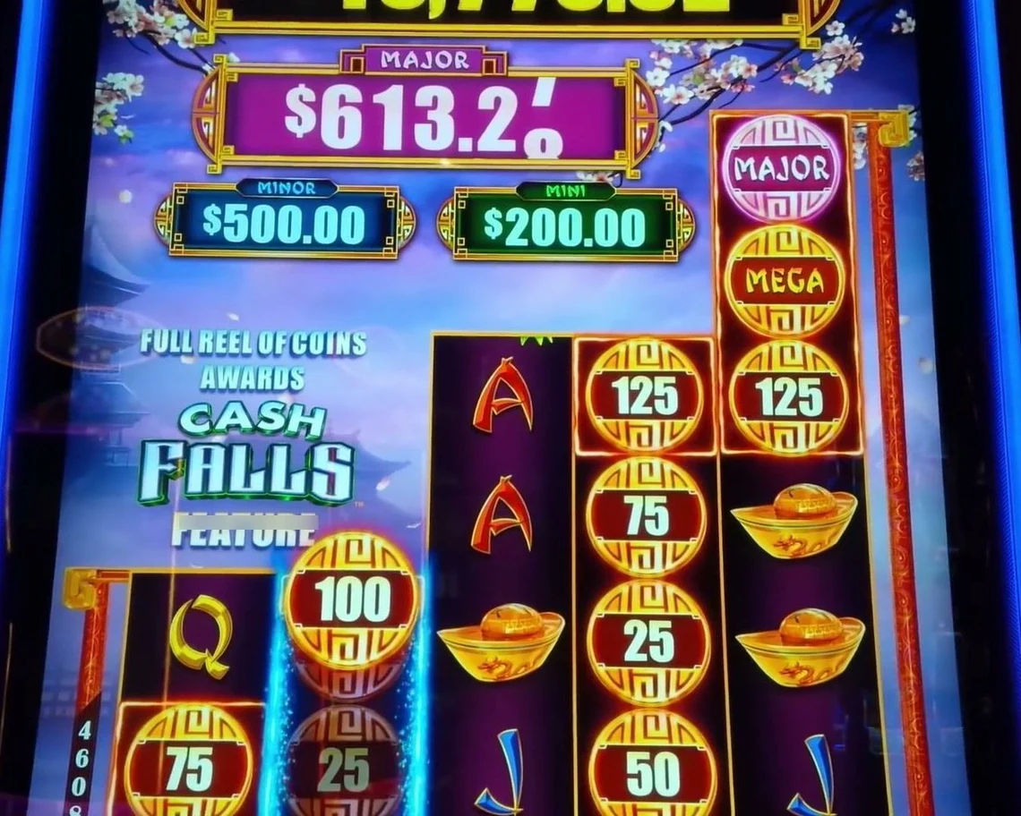 'FULL REEL OF COINS AWARDS CASH FALLS FEATURE' — a full column of coins triggers, and every credit prize in that reel pays out, with the MINI / MINOR / MAJOR / MEGA coins live on the right. That is what a one-coin-away reel is worth when it lands.
