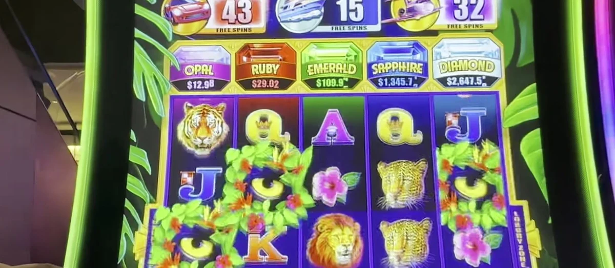 Three free-games counters sit above the reels — one for the car, one for the boat, one for the plane. This is the only number that matters: read all three before you sit.